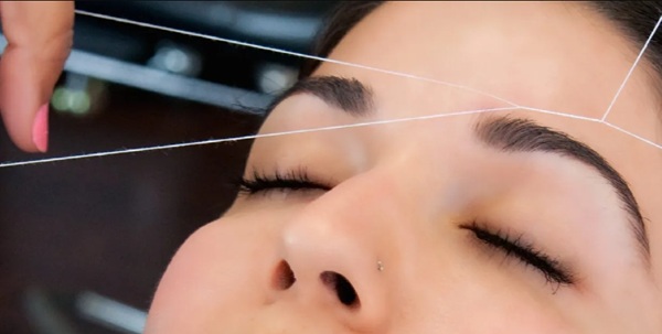 Restructuration des sourcils au fil à Québec